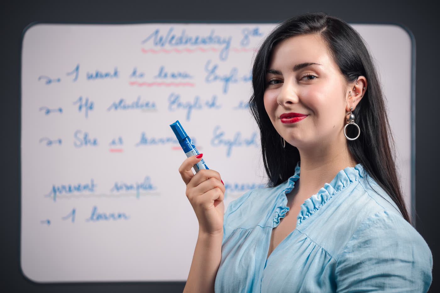 Alwena Le Coadou, formatrice d’anglais, devant un tableau