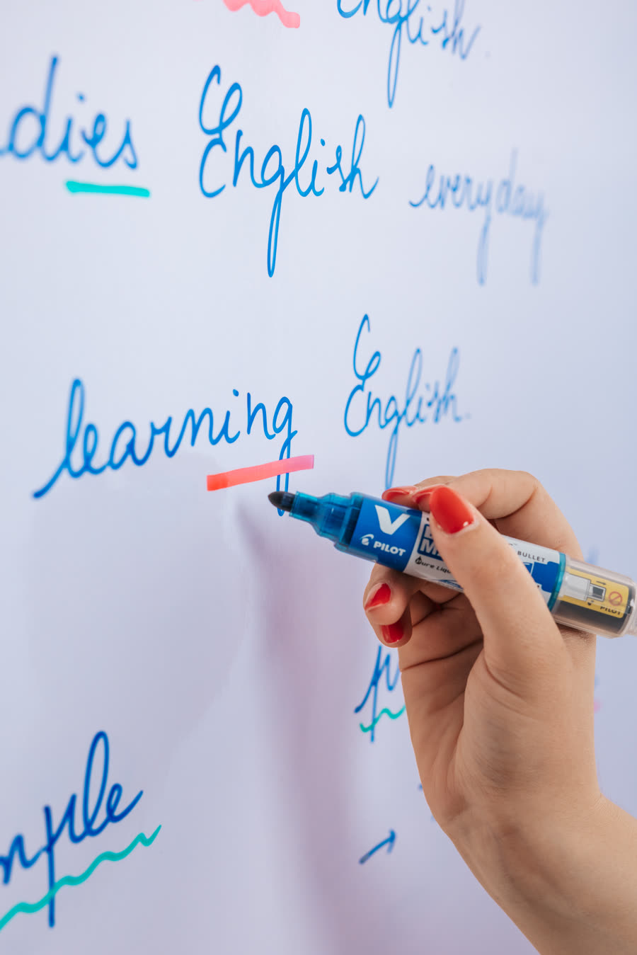 Écriture de « learning English » au tableau blanc